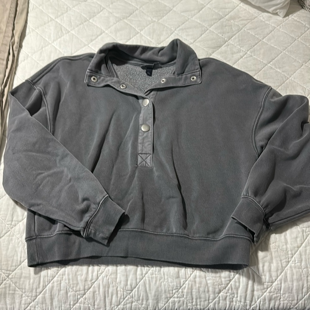 Universal thread pullover size small